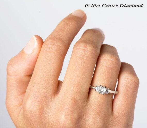 スリーストーンエメラルドリング、14K / 18Kホワイトゴールド