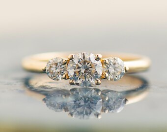 3つのダイヤモンドの婚約指輪、14K/18Kイエローゴールド、上品な3石 