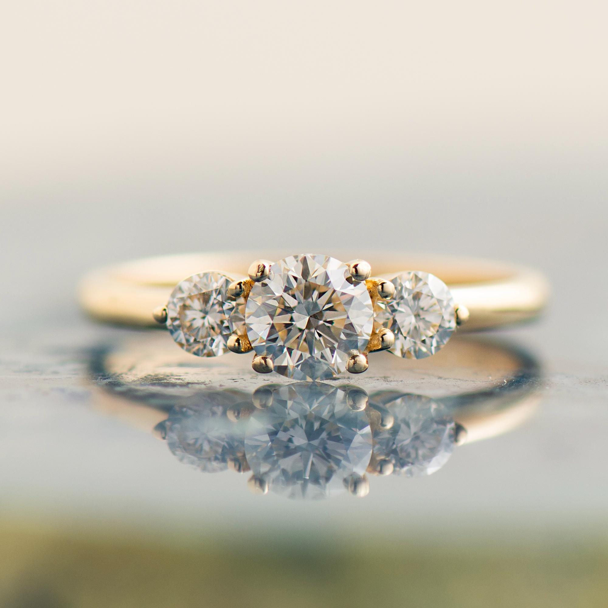 3つのダイヤモンドの婚約指輪、14K/18Kイエローゴールド、上品な3石 