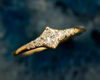 Bague ovale conique, bague en or jaune 14 carats / 18 carats, bague de fiançailles délicate, bague diamant minimaliste, bague diamant mince, diamant ovale, bague couronne