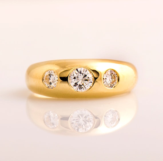 Gold band with 3 diamonds discount