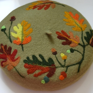 zielony beret dębowy z liśćmi dębu wełniany beret wzór na czapkę beret damski artystyczny wełniany beret haftowany beret ręcznie robiony
