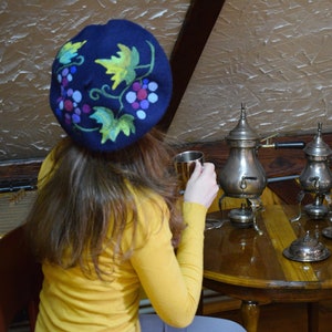 Muttertag Geschenk Herbst Baskenmütze Herbst Hut für Frau Dunkelblaue Wolle Baskenmütze Bestickte Baskenmütze Damen Baskenmütze mit Stickerei Filz Baskenmütze Geschenk sie