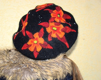 Handmade Black Wool Beret: Needle Felted Floral Design - Etsy display picture 3