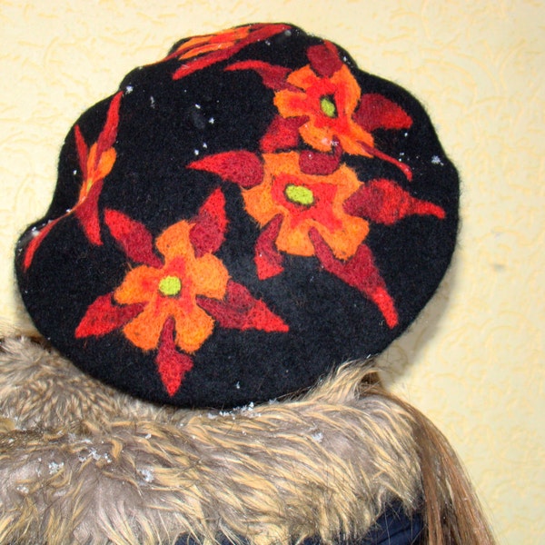 Handgemachte schwarze Wolle Baskenmütze: Nadel gefilzte Blumenmuster