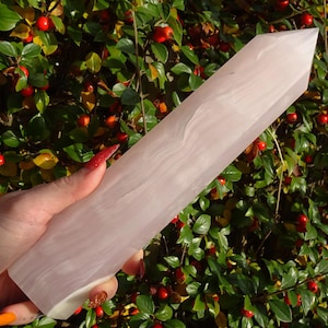 大型研磨縞模様のマンガノピンク方解石タワー - 878g - 高さ 24 cm - 自立式