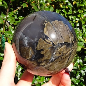 Grande sphère en agate volcanique naturelle polie - 952 g - 9 cm de diamètre - Livrée avec un support GRATUIT