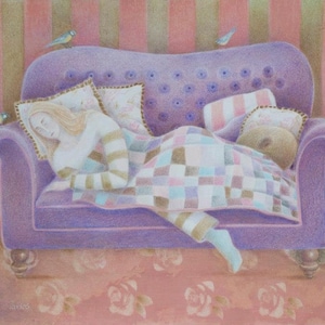 以下が含まれることがあります： 紫色のソファにパッチワークのキルトをかけた女性が寝ています。床にはガチョウとウサギがいます。ソファはピンクとグリーンのストライプの壁紙のある部屋にあります。