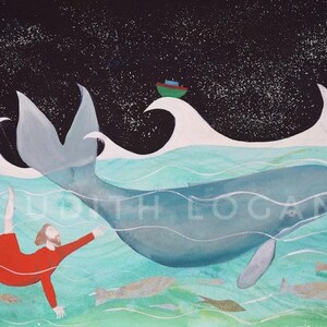 以下が含まれることがあります： ターコイズブルーの水中にいるクジラの水彩画。赤いローブを着た人物が手を伸ばしています。小さな緑色のボートが、星が輝く黒い空の下、白い波の上にあります。アーティストの名前、Judith Logan、が表示されています。
