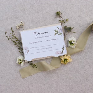 White Wildflower Boho RSVP / Coloridas invitaciones botánicas florales / Suite de bodas de granero rústico / Papelería de boda caprichosa asequible