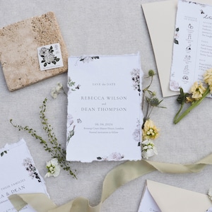 Flores silvestres blancas Boho Guardar las tarjetas de fecha / Invitaciones de boda florales coloridas / Tema de boda de granero rústico / Papelería de boda asequible