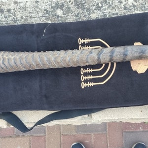 Echte Gemsbock Oryx Shofar mit Menora Tasche, handgefertigt in Israel, 28&quot;(71 cm)