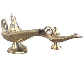 Könnte beinhalten: Zwei goldene Dschinnenlampen, eine größer als die andere, mit aufwendigen Designs. Die größere Lampe hat einen gebogenen Ausguss und einen Sockel. Die kleinere Lampe hat einen geraden Ausguss und einen runden Sockel.