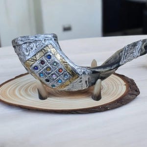 Polerad ramshornsshofar: Silverdetaljer, fritt stativ, tillverkad i Israel