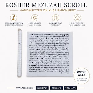 Peut inclure: Un parchemin de Mezouza casher écrit à la main sur du parchemin Klaf. L'image montre un parchemin roulé et un parchemin déroulé avec du texte hébreu. Le texte inclut KOSHER MEZUZAH SCROLL, 100% HANDWRITTEN, 100% KOSHER, GENUINE KLAF PARCHMENT, SCROLL ONLY et les tailles disponibles 7cm, 10cm et 12cm.