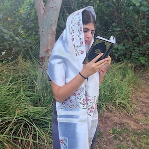Talit pour femme/fille Châle de prière juif traditionnel brodé de grenades, 100 % casher d'Israël, sac et kippa inclus.