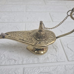 Hand-Engraved Brass Aladdin Oil Lamp, Vintage-Style Genie Lamp, Decorative Home Decor, Collectible Gift for Fantasy Lovers
