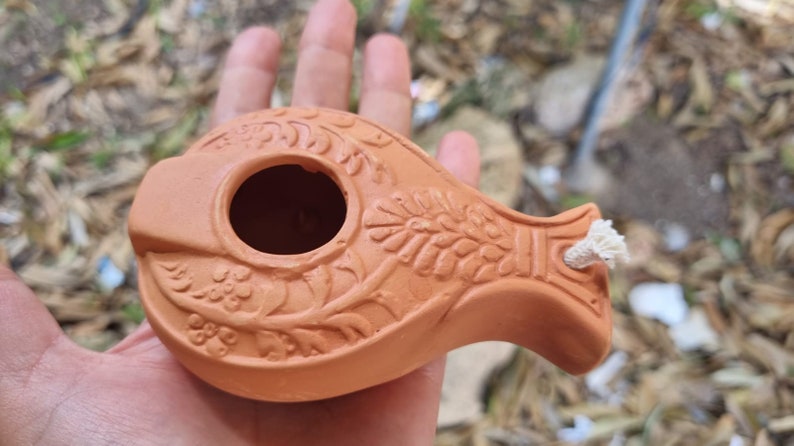 Lámpara de aceite de oliva herodiana individual con mecha - Réplica bíblica de terracota