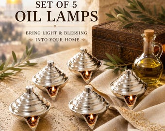 Puede incluir: Un conjunto de cinco lámparas de aceite de metal plateado con tapas cónicas y boquillas puntiagudas, cada una con una pequeña llama encendida. El texto "SET OF 5 OIL LAMPS" y "BRING LIGHT & BLESSING INTO YOUR HOME" se muestra sobre las lámparas.