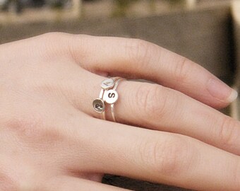 カスタムイニシャルスターリングシルバースタックリング：パーソナライズされた文字リング