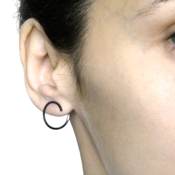 Pendientes vanguardistas de plata, pendientes de aro minimalistas, pendientes geométricos, pendientes circulares, pendientes estilo hipster, pendientes minimalistas.