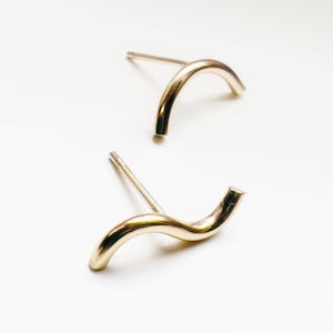 Solid gold earrings, minimalist solid gold mismatched stud earrings, Wave studs, Arch earrings, Arc stud earrings, Curved bar earrings. image 1