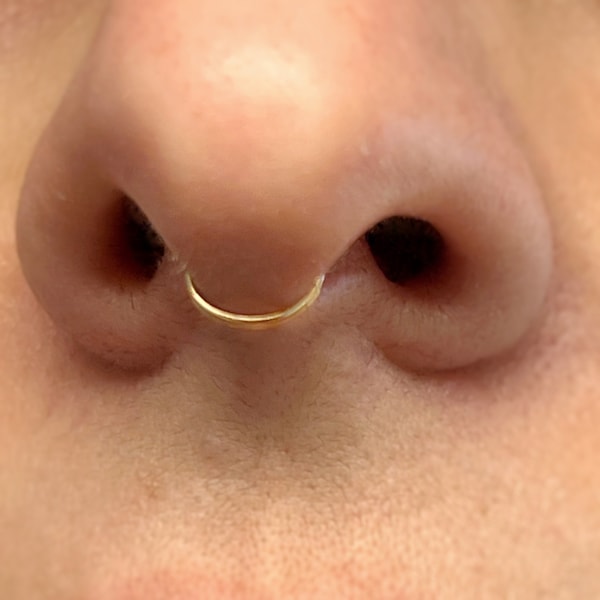 Gouden neusring, gouden nep piercing, gouden neushoepel, nep septum ring, roségouden neushoepel, kleine neusring, 20 gauge neusring.