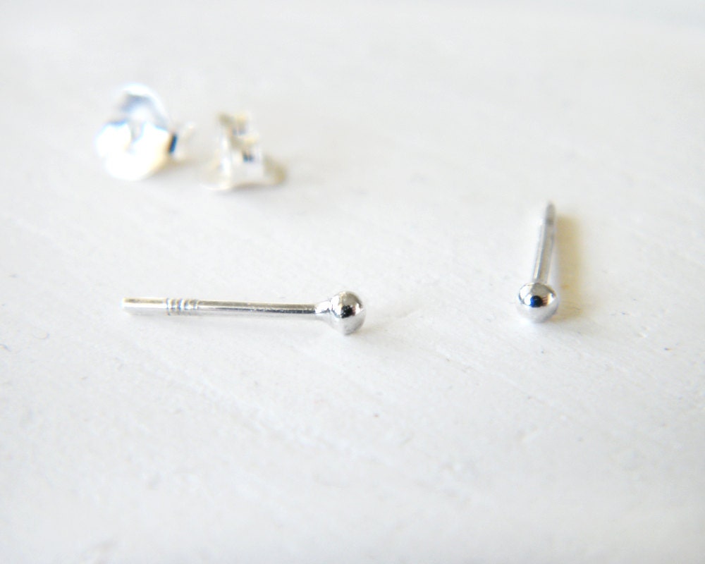 Orecchini a disco piccoli in argento sterling, orecchini a bottone minimalisti a pois, orecchini da uomo, orecchini a bottone rustici, orecchini unisex, regalo per lui o per lei - Italia