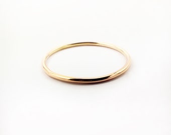 Anillo de oro apilable delicado: alianza fina de 1 mm de ancho