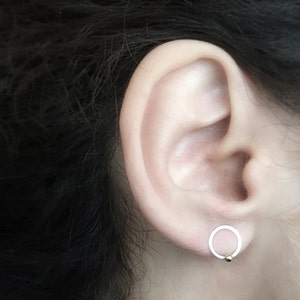 Silber Kreis Ohrstecker, minimalistische Kreis Ohrringe mit Messing Kugel, edgy Hoop geometrische Ohrringe