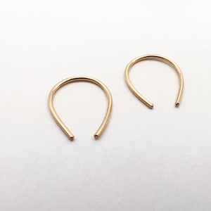 Pendientes minimalistas de gancho de alambre: Aros abiertos en forma de herradura