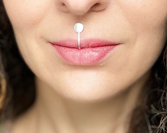 Kein Piercing Punkt Lippen Manschette, Silber Disk Lippen Manschette, faux Kreis Lippenring aus Sterling Silber. Futuristischer Schmuck. Handgemachter Lippenring nach Maß.