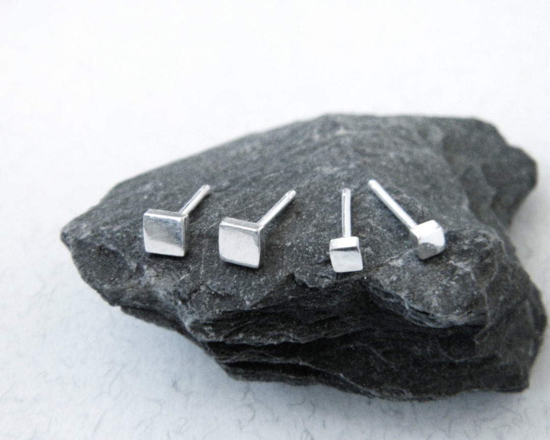 Piccoli orecchini a bottone quadrati aperti semplici in argento sterling. Perni in argento sterling. Orecchini quadrati in argento sterling. Orecchini quadrati da 6 mm. - Italia