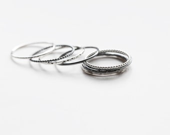 Anillos apilables, conjunto de anillos multitexturizados, conjunto de anillos apilables, anillos de plata martillados, anillos delicados con cuentas, anillos delgados de plata.