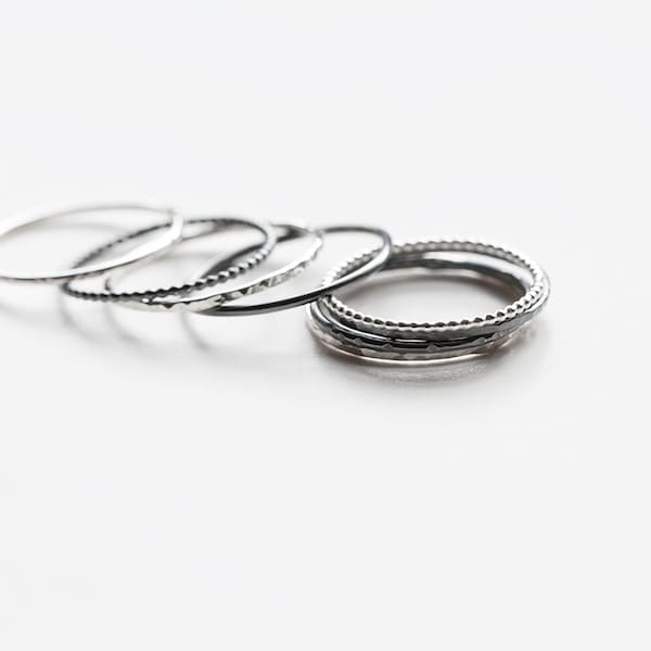 Anillos apilables, conjunto de anillos multitexturizados, conjunto de anillos apilables, anillos de plata martillados, anillos delicados con cuentas, anillos delgados de plata.