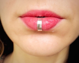 Kein Piercing breite Lippenmanschette, Lippenmanschette aus Sterlingsilber. Gesichtsschmuck in Silber. Handgemachter Lippenring nach Maß. Hoop Manschette.