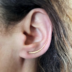 Pendientes trepadores chapados en oro: Pendientes largos martillados para la oreja