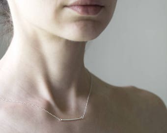Naszyjnik ze srebra próby 925: minimalistyczna biżuteria warstwowa