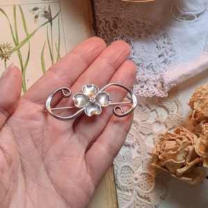 Spilla floreale Jugendstil. Spilla in argento sterling in stile Art Nouveau antico. Spilla con motivo trifoglio vintage. Spilla trifoglio in stile Art Deco.