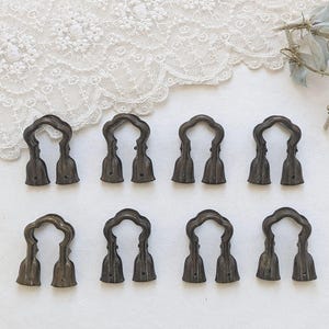 Conjunto de 8 prendedores de cortina pequenos para café. Prendedores de cortina em latão antigo estilo Art Déco. 8 prendedores de exibição antigos, prendedores para café. Prendedores de cortina vintage.