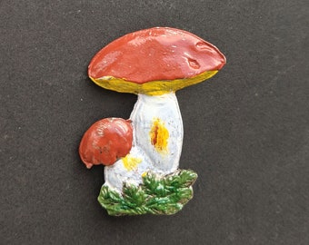 broche de champignon d’émail vintage. broche vintage champignons rouges. Broche de champignon d’émail. Broche antique d’émail de champignon. Bijoux champignons vintage.