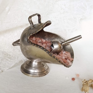 Miniatyr dekorativ kolskål. Metall sockerskål med spadesked. Sockerskål med kolaska-skål med hinkdesign. Antik mässingsservis.