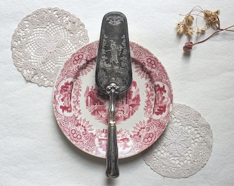 Antiker versilberter Tortenheber mit Schnitzerei. Eleganter Tortenheber aus Metall. Antiker Küchenhelfer. Großes Hochzeits-Tortenmesser. Hochzeitsgeschenk