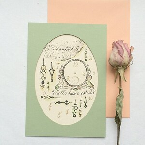 Arte Cartão Postal Quelle heure est-il? Cartão de saudação com ilustração em aquarela. Cartão pintado à mão com carimbo antigo carimbado à mão. Cartão OOAK.