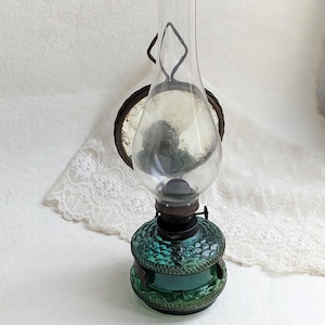 Antike grüne Öllampe Wandbehang. Petroleum Lampe aus Österreich. Glas-Petroleumlampe. Alte Petroleumlampe. Vintage Öllampe mit Spiegel