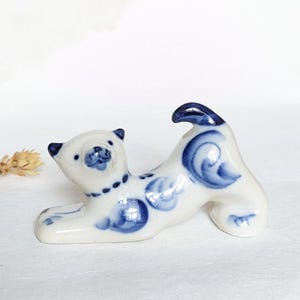 Vintage Keramik Gat Figur. Vintage russische Gshel Blue & White Porzellan Katzenfigur Signiert. Vintage handgemachte blaue weiße Katzenfigur.