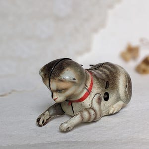 Juguete antiguo de hojalata con mecanismo de relojería. Juguete antiguo de cuerda para gatos. Juguete antiguo de cuerda para gatos sin bola ni llave. Juguete antiguo de hojalata para gatos para restaurar. Juguete Köhler.