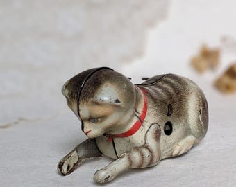 Old tin cat Clockwork Toy. Vintage Wind cat toy. Vintage wind up toy cat without ball and key. Old Tin cat toy for restoration. Köhler toy.
