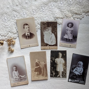 Antyczne dziecięce karty fotograficzne. Zestaw 7 kart gabinetowych portretowych. Antyczne dziecięce karty CDV. 1900-1920. Fotografia gabinetowa.