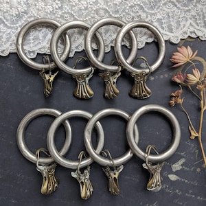 Conjunto de 8 prendedores de cortina. Prendedores de cortina em latão antigo, estilo Art Déco, com argolas. 8 prendedores de roupa antigos para cortina, com argolas.